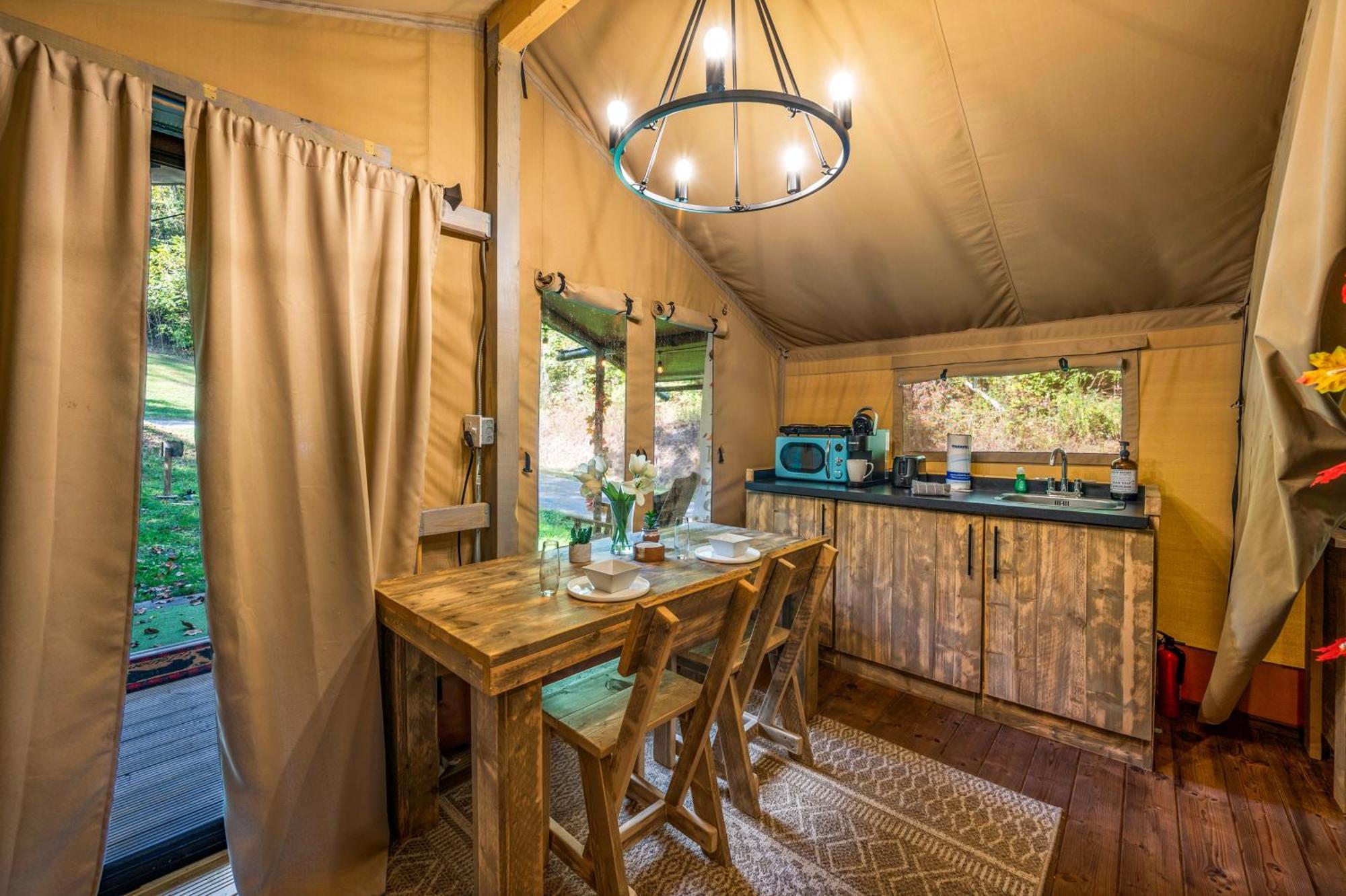 Hotel Firefly Season Glamping Sevierville Esterno foto