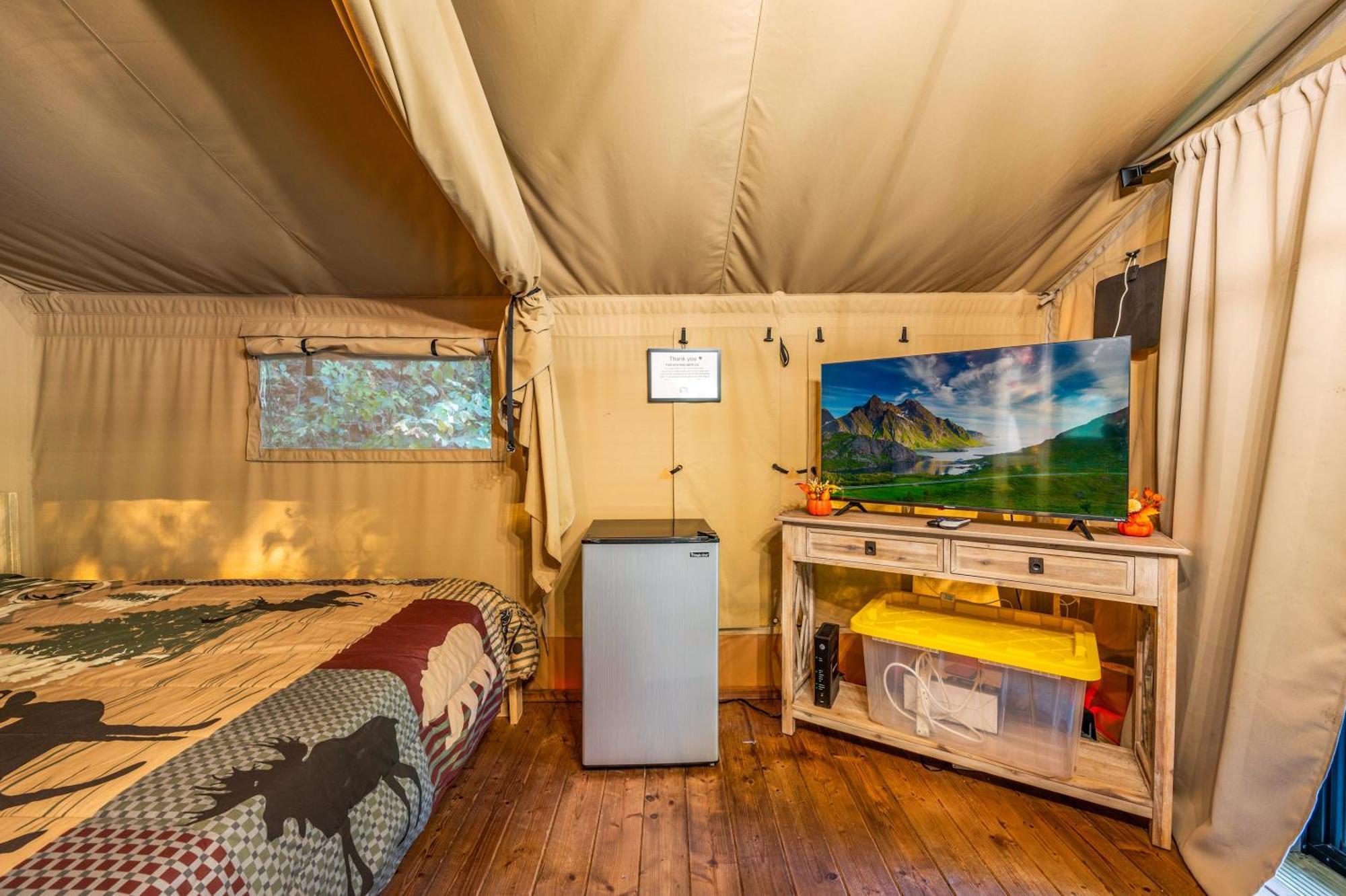 Hotel Firefly Season Glamping Sevierville Esterno foto
